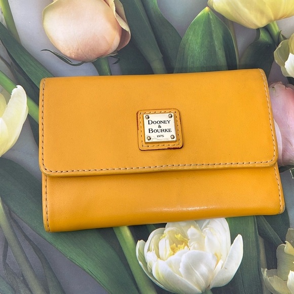 🦆 DOONEY AND BOURKE CLASSIC CLUTCH YELLOW PALOMINO LEATHER TRIFOLD WALLET - Picture 1 of 10